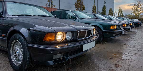 Rhein-Ruhr-Stammtisch im November 2025: vorne der BMW 750iL (E32) von Denis ('Denis!'), neben drei weiteren E32igern