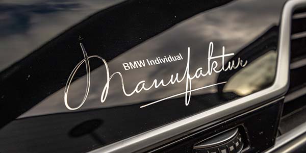 BMW M760Li Individual (G70) von Gunnar ('Steve7466'), Schriftzug im Innenraum vorne