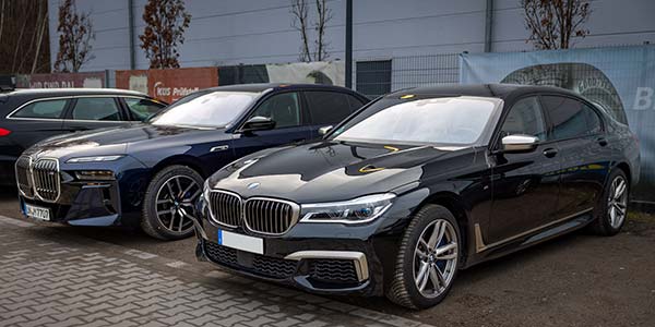 Rhein-Ruhr-Stammtisch im Februar 2026: BMW M760Li (G12) von Gunnar ('Steve7466') neben dem BMW i7 M70 von Christian ('Christian')