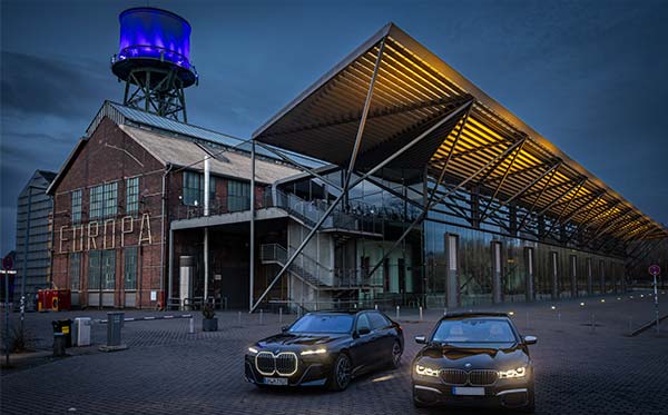 zwei Generationen 7er M Performance-Modelle an der Jahrhunderthalle in Bochum: BMW i7 M70 (G70) von Christian ('Christian') und BMW M760Li (G12) von Gunnar ('Steve7466')