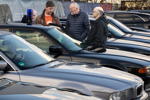 Rhein-Ruhr-Stammtisch im M&auml;rz 2026: Alexander ('Highliner'), Peter ('TurboPeter') und Volker ('CountZero') am BMW 750iL S (E38) von Alexander