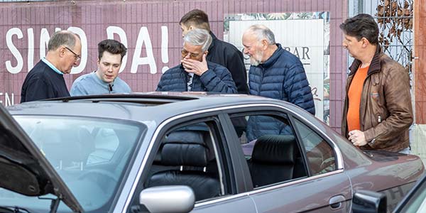 Rhein-Ruhr-Stammtisch im M&auml;rz 2026: Stammtischler am BMW 728i von Jerome ('Minidevil_2409')