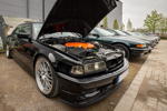 Rhein-Ruhr-Stammtisch im April 2026: BMW 740iL (E38) von Anne ('7878Anne'), Motorraum mit orange lackierter Motorabdeckung