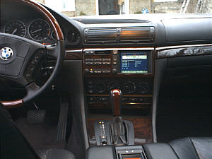 BMW 7er (E38) mit Navigationssystem und Chrom-Ringen im Cockpit vom BMW M5